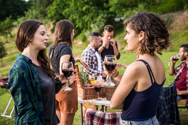 Groupe D'amis Manger Dans La Nature