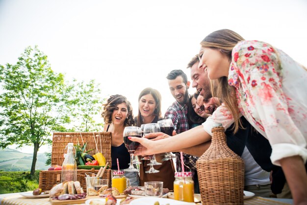 Groupe d'amis manger dans la nature