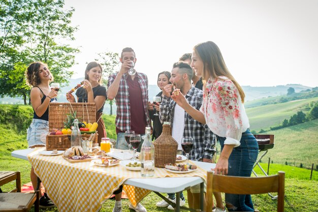 Groupe d'amis manger dans la nature