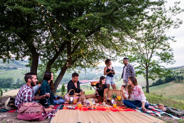 Groupe d'amis manger dans la nature