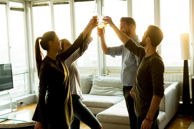 Photo groupe d'amis masculins et féminins s'amusant à la maison