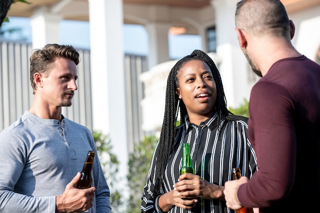 Groupe d&#39;amis multiculturels appréciant discuter et boire de l&#39;alcool