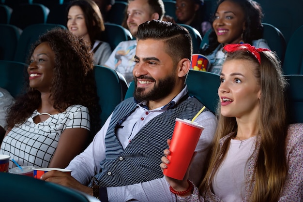 Groupe d'amis multiculturels au cinéma