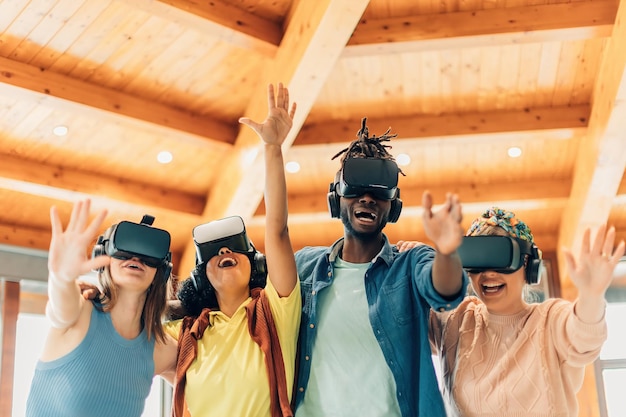 Photo groupe d'amis multiethniques jouant avec des lunettes 3d