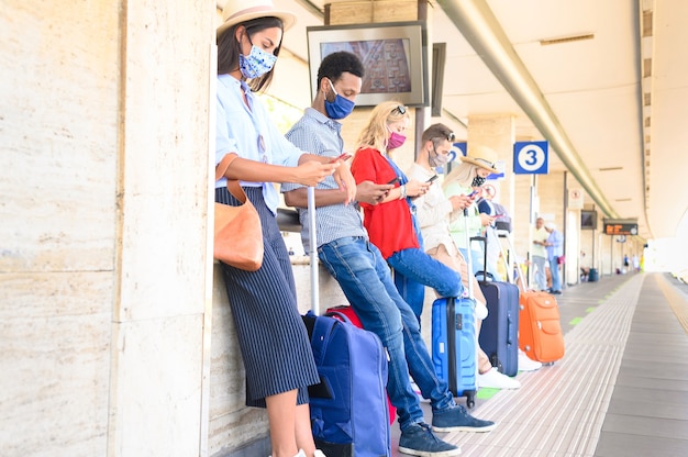 Groupe d'amis multiraciaux à la gare