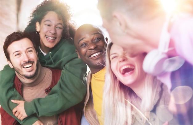 Groupe d'amis multiraciaux s'amusant dans la rue de la ville en vacances