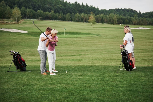 Groupe d'amis sur le parcours de golf