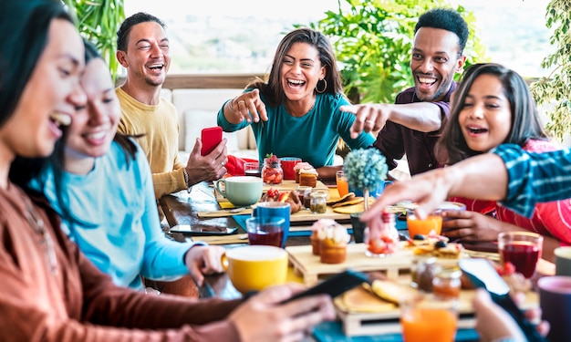 Groupe d'amis parlant au café-bar sur le toit