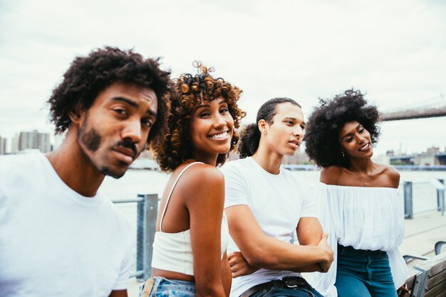 Groupe d'amis passant du temps ensemble à New York