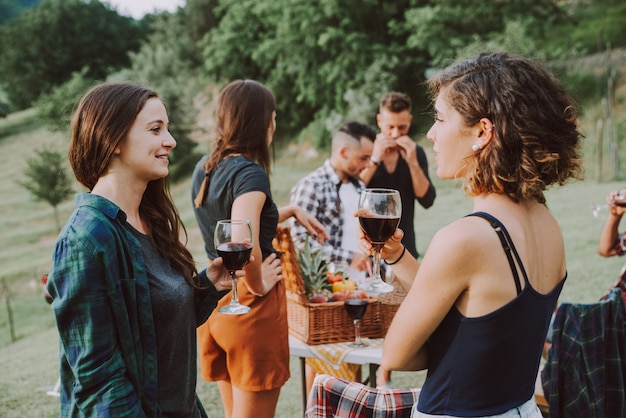 Groupe D'amis Passant Du Temps à Faire Un Pique-nique Et Un Barbecue