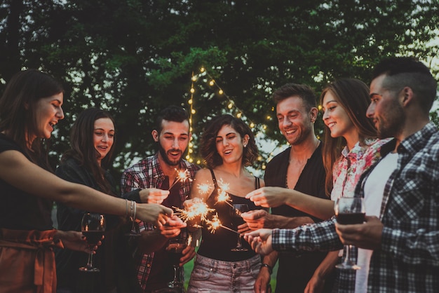 Groupe d'amis passant du temps à faire un pique-nique et un barbecue