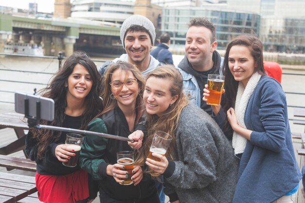 Groupe d&#39;amis prenant un selfie au pub de Londres