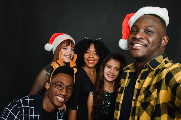 Un groupe d'amis prenant un selfie de Noël