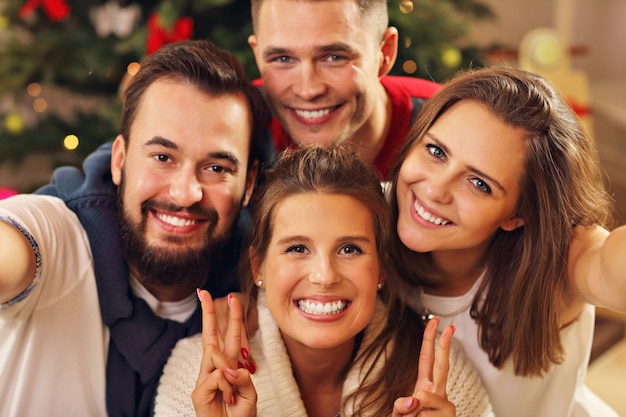 groupe d'amis prenant un selfie à Noël