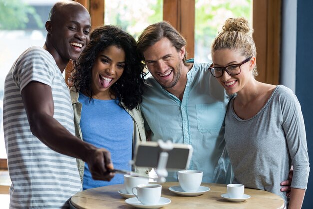 Groupe d'amis prenant un selfie de selfie stick