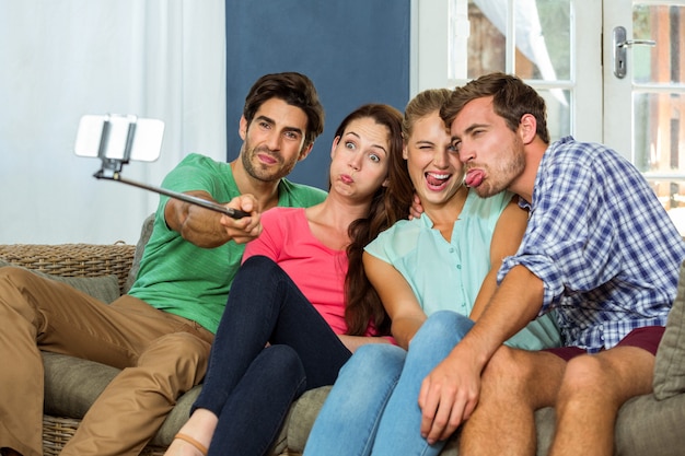 Groupe d'amis prenant un selfie