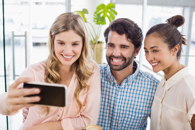 Groupe d'amis prenant un selfie