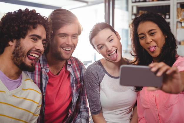 Groupe d'amis prenant un selfie