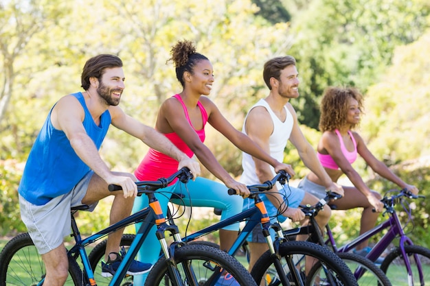 Groupe d'amis prêt pour le vélo