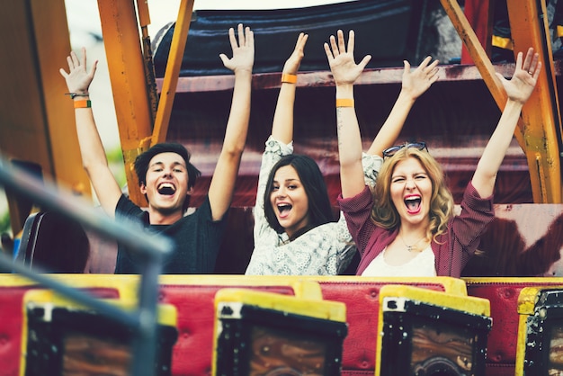 Photo groupe d'amis profitant d'un parc d'attractions