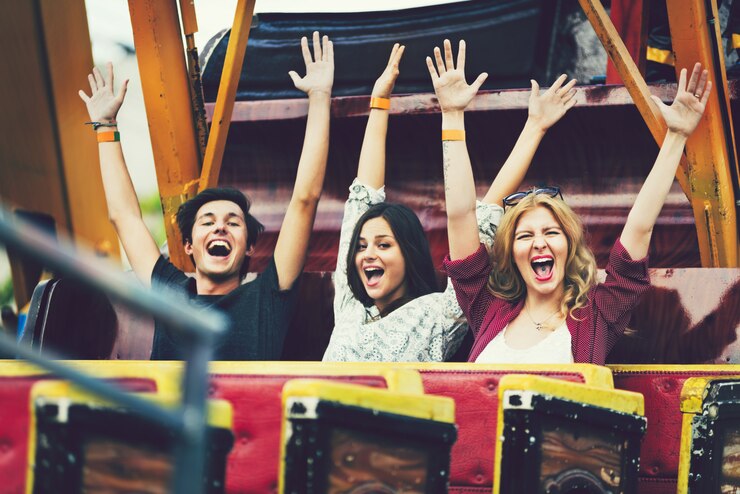 Photo groupe d'amis profitant d'un parc d'attractions