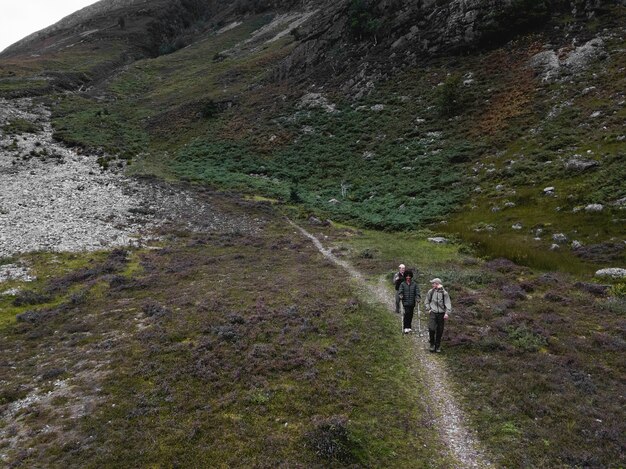 Photo groupe d'amis en randonnée à glen etive, ecosse