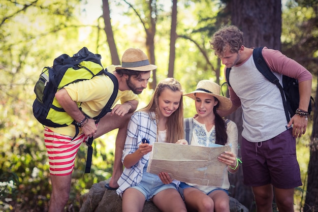 Groupe d'amis en regardant la carte