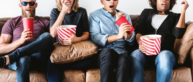 Groupe d&#39;amis en regardant un film