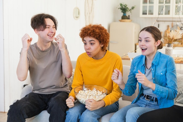 Groupe d'amis regardant un match de football à la télévision, des fans de football heureux célébrant