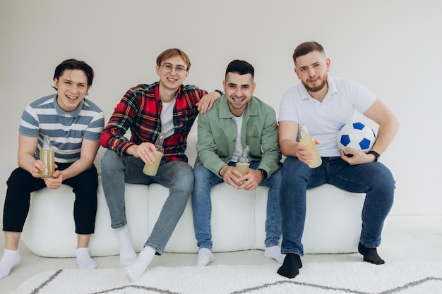 Un groupe d'amis regardant un match de football à la télévision Football Fans