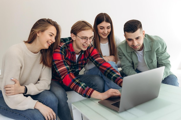 Groupe d'amis regardant quelque chose sur un ordinateur portable