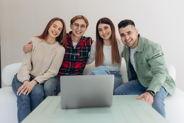 Groupe d'amis regardant quelque chose sur un ordinateur portable