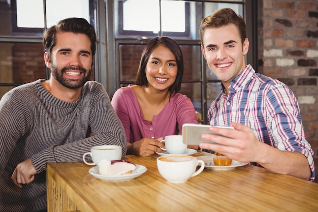 Groupe d&#39;amis en regardant un smartphone