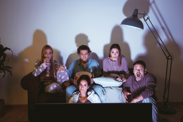 Photo groupe d'amis, regarder un film sur le canapé