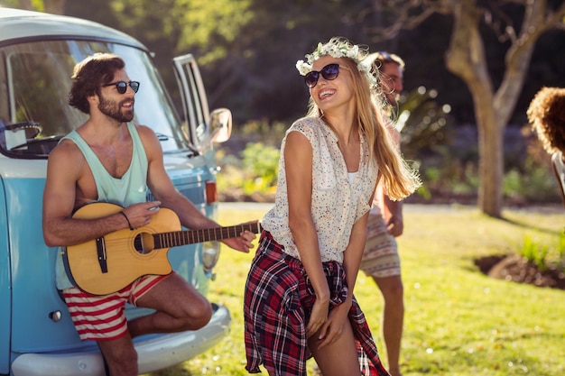 Groupe d'amis s'amusant au festival de musique