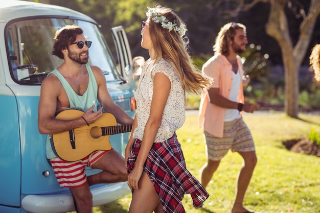 Groupe d'amis s'amusant au festival de musique