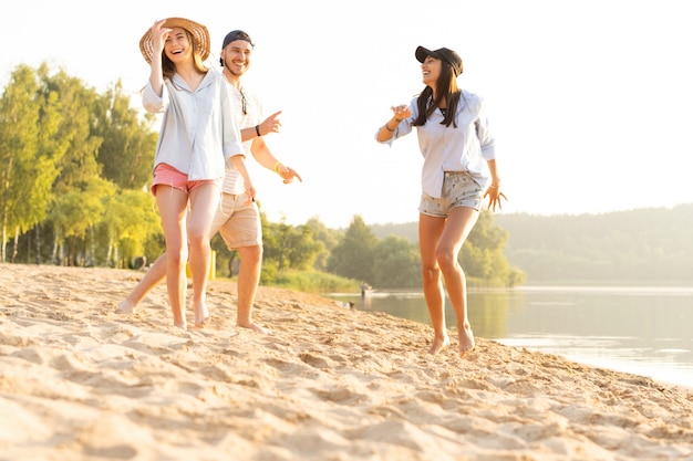 Groupe d'amis s'amusant à courir sur la plage - Jeunesse, mode de vie estival et concept de vacances