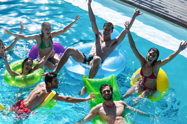 Groupe d'amis s'amusant dans la piscine