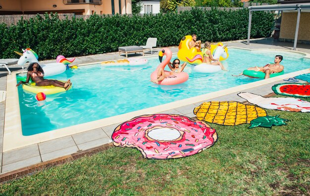 groupe d'amis s'amusant dans la piscine