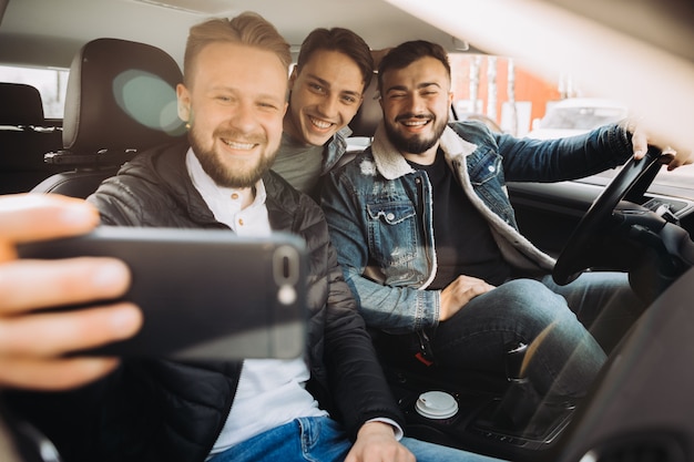 Un groupe d&#39;amis s&#39;amusant dans la voiture.