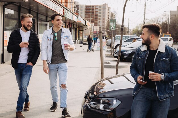 Un groupe d&#39;amis s&#39;amusant dans