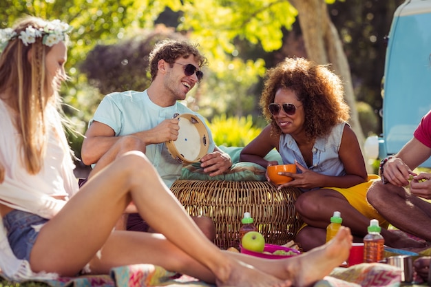 Groupe d'amis s'amusant ensemble dans le parc