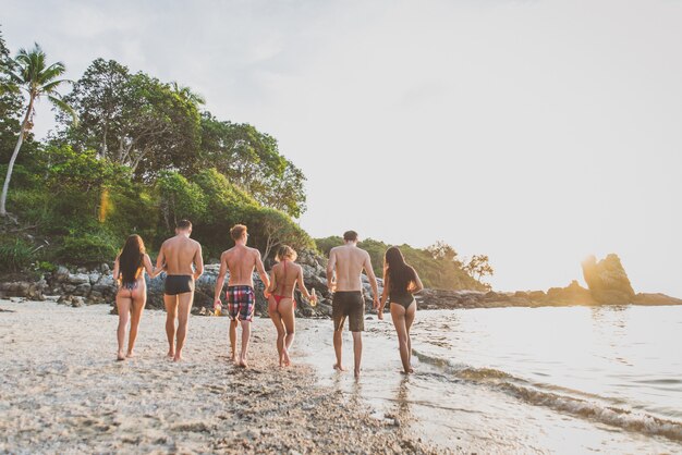 Groupe d'amis s'amusant sur la plage sur une île solitaire