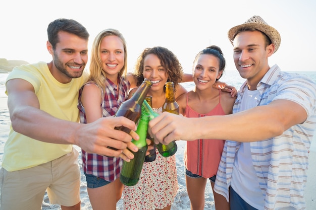 groupe d&#39;amis s&#39;amusant à la plage