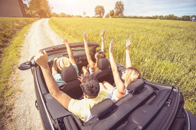 Groupe d'amis s'amusant en voyage en voiture