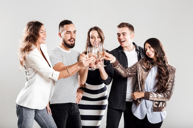 Un groupe d'amis s'amuse et boit du champagne. Ambiance de fête