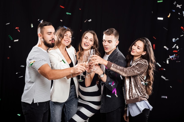 Un groupe d'amis s'amuse et boit du champagne. Ambiance de fête