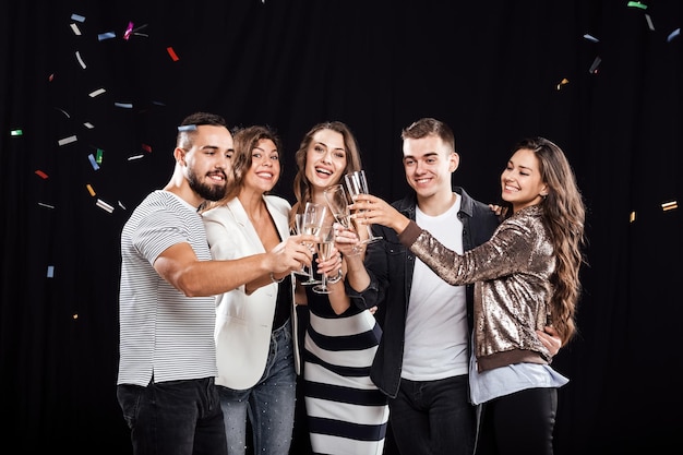 Un groupe d'amis s'amuse et boit du champagne. Ambiance de fête