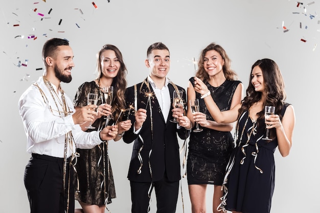 Un groupe d'amis s'amuse et boit du champagne. Ambiance de fête