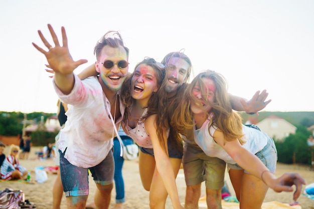 un groupe d'amis s'amuse à danser au festival de holi Célébrant les vacances traditionnelles indiennes Amitié